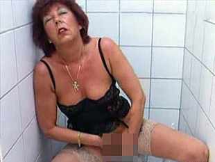 Toilettensex mit scheissenden Kaviar Omas